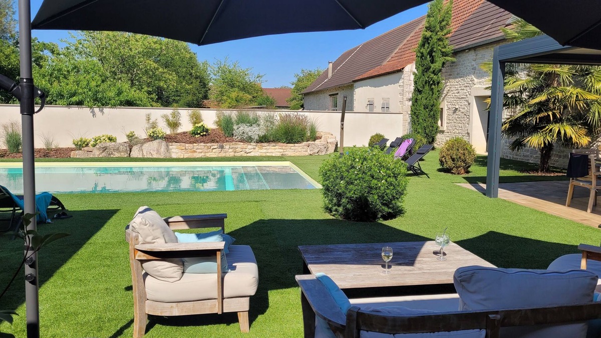 Marnay House | Longère with swimming pool, ideal for 5 couples with 8 children/teenagers.