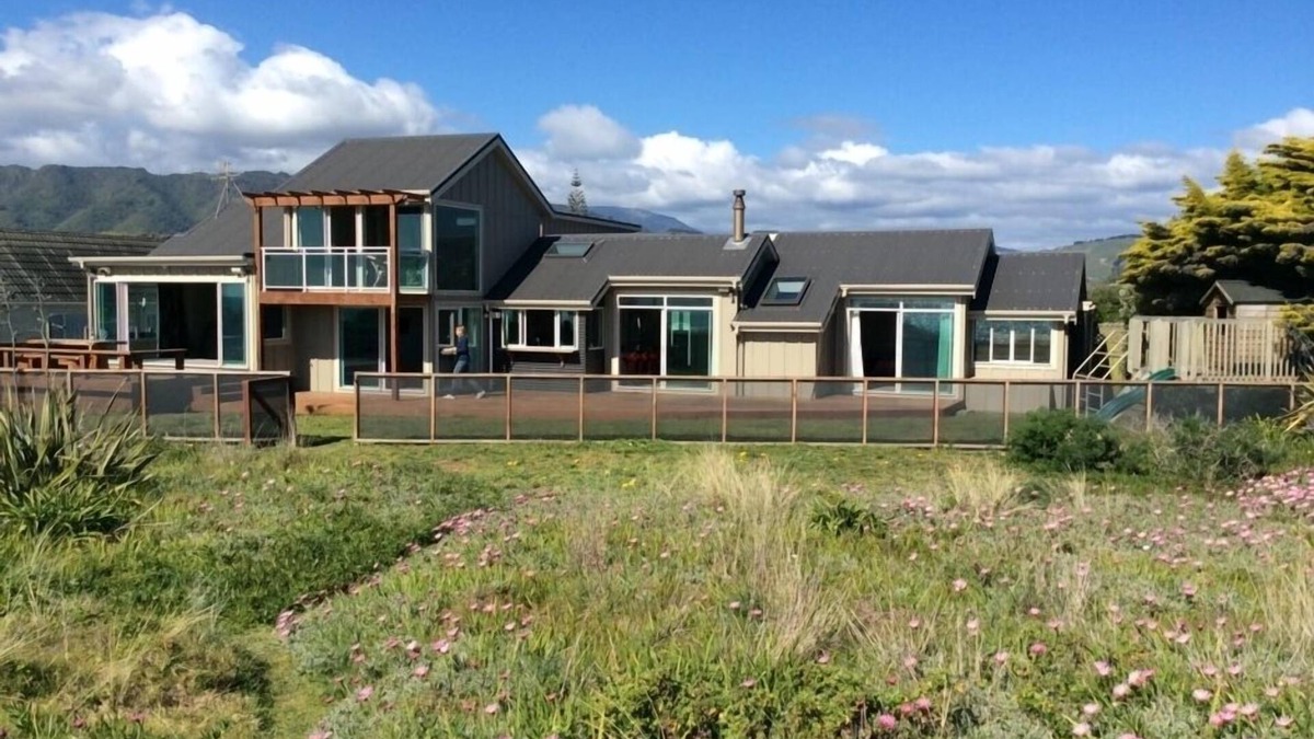 Waikanae House | LONGSHORE: Absolute beachfront, spa pool, tennis court, swimming pool and more!