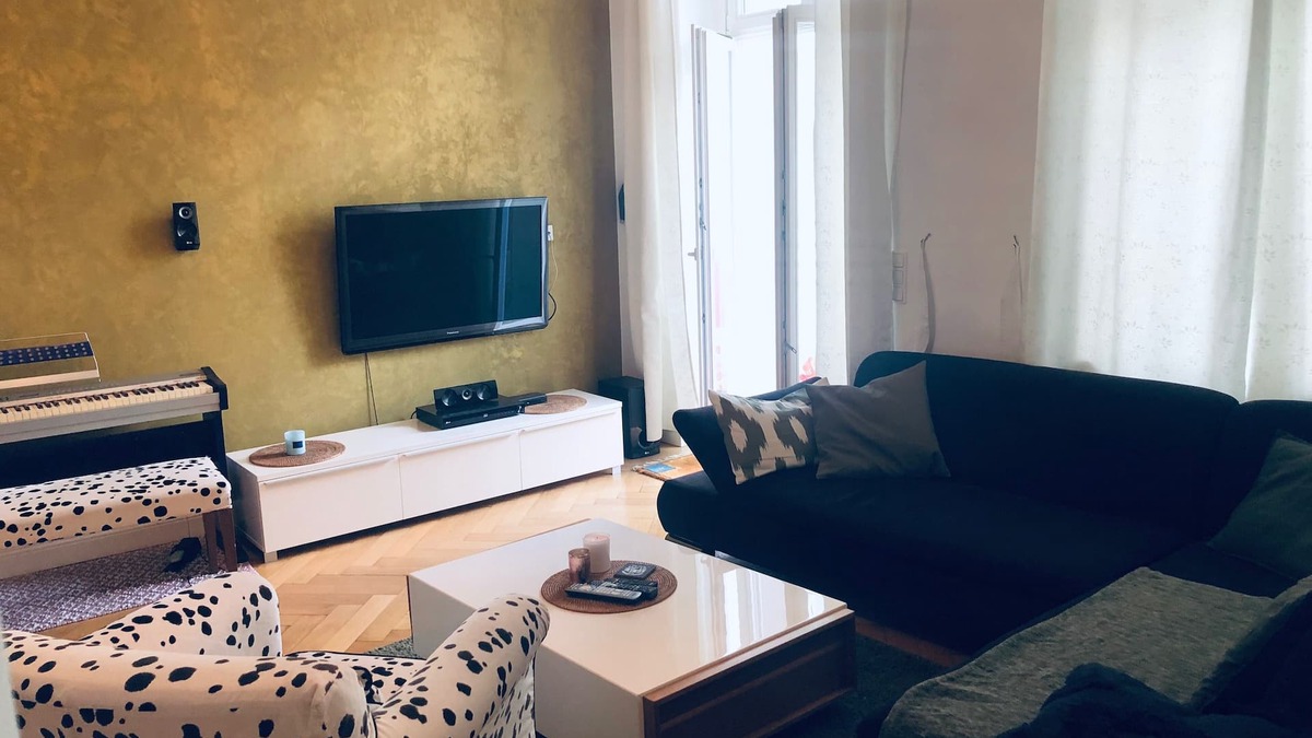 West Berlin Centre Condo | Longterm - Beautiful quiet condo at Savignyplatz with 2 Bed/2 Bath, lift