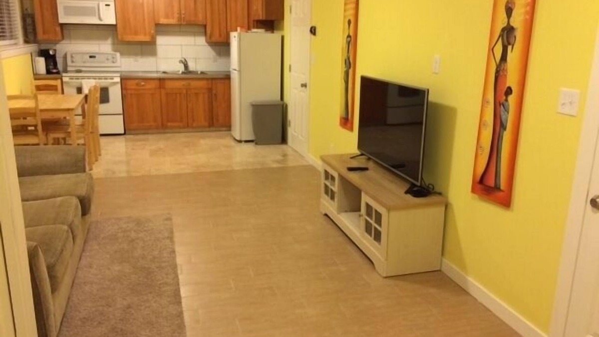 Black Mountain House | LongTerm Rental - Black Mountain, 1 Bdm + Mud Room Bright Basement Suite