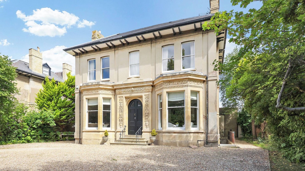 Cheltenham Villa | Longworth Villa , Large 9 Bed Villa in the Centre of Vibrant Regency Cheltenham.