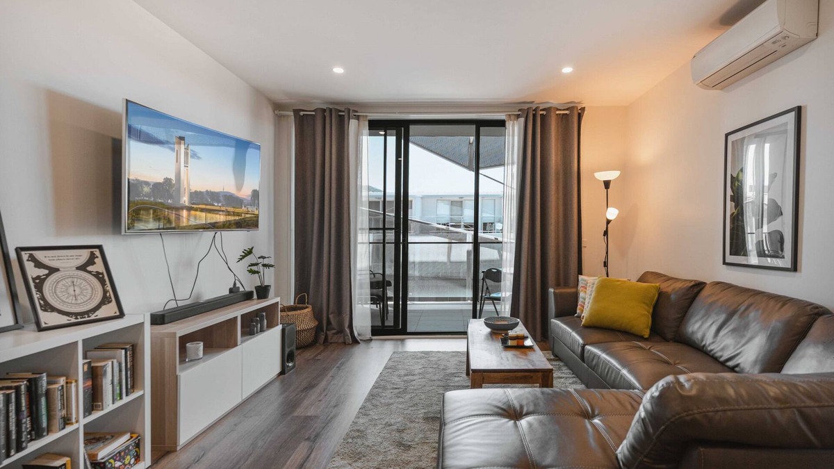 Braddon Apartment | Lonsdale St 1-Bed Unit with Study Area and Parking