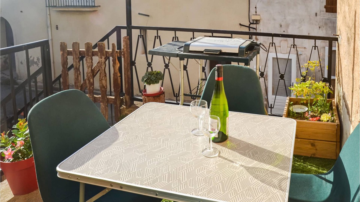 Saint-Chinian Apartment | Look forward to a wonderful vacation in this bright and friendly apartment in the beautiful Languedo