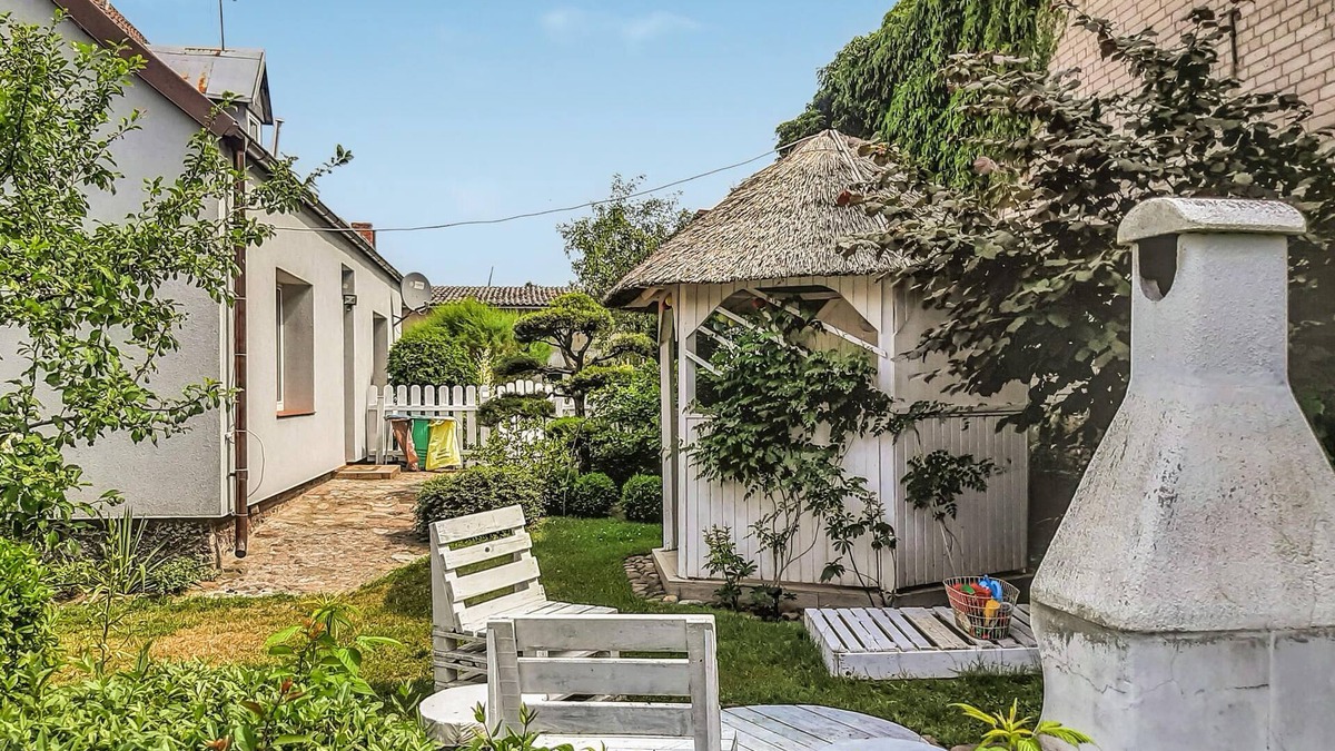 Gardna Wielka Apartment | Look forward to an unforgettable lake view in this inviting vacation home!