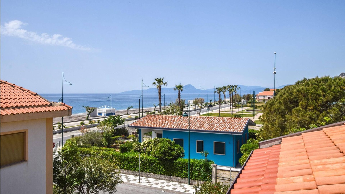 Tortora Marina Apartment | Look forward to a vacation with sea view in this vacation apartment near the beach.