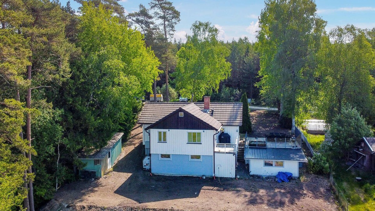 Grabo House | Look forward to sunset watching in bubbling hot tub overlooking horse pastures near lake