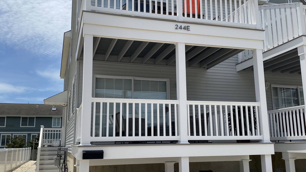 Avalon House | LOOK: many updates:4 Bdrm/2.5 Bath Townhouse Short Walking Distance To All