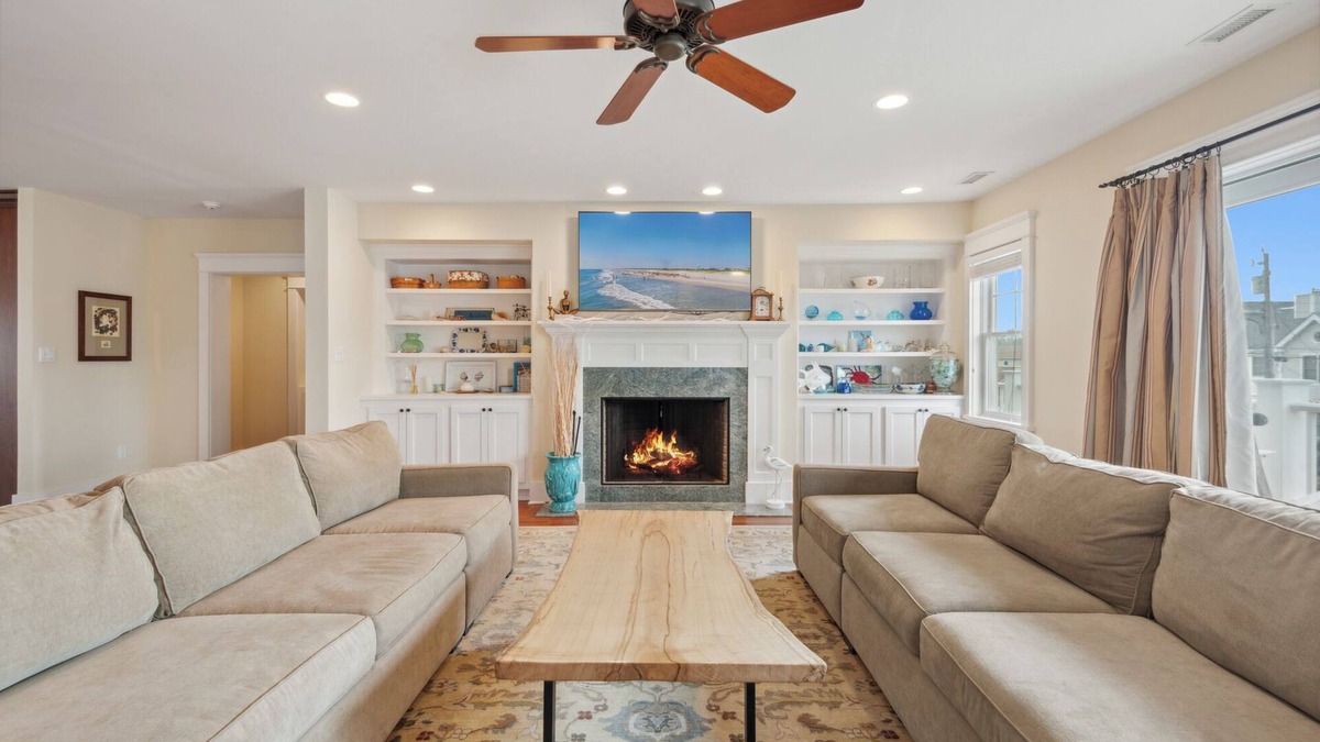 Avalon House | LOOK NO FURTHER! 3 level home, LARGE POOL & MINI GOLF PUTTING GREEN!