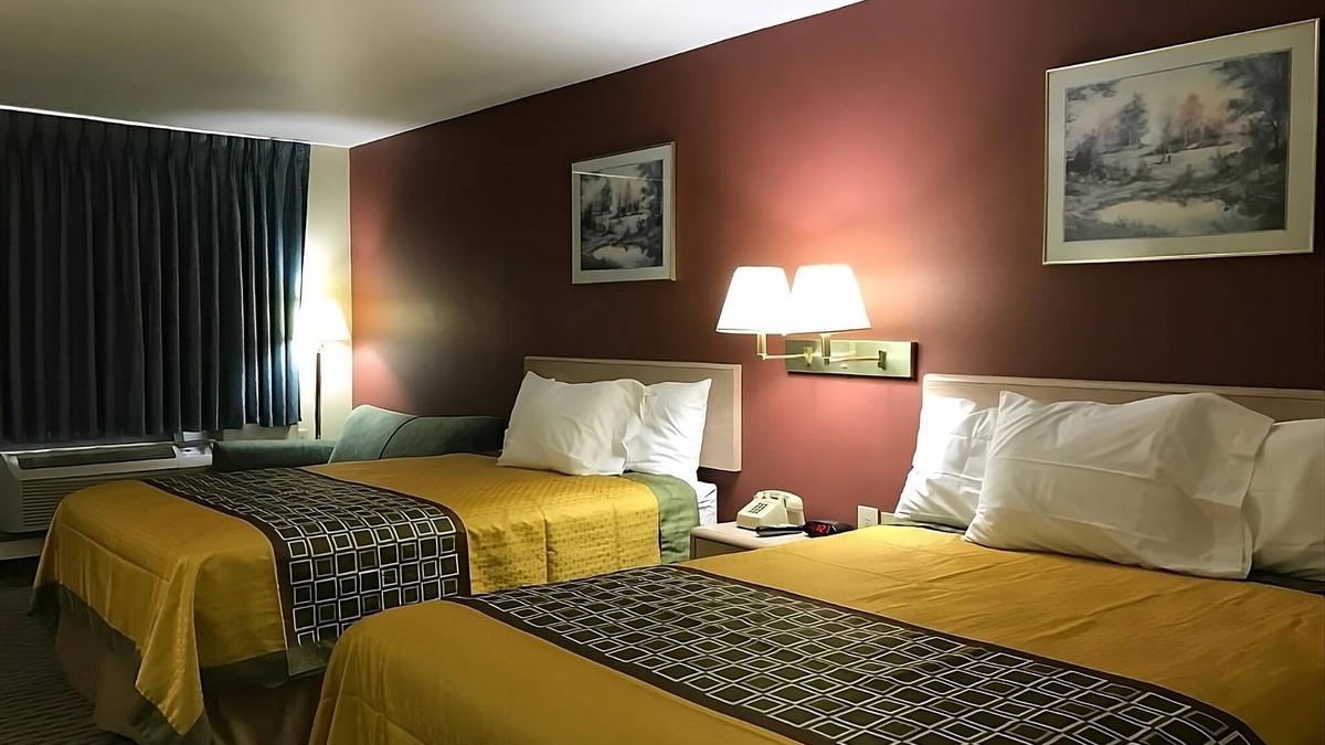 Cabot House | Look No Further! 3 Pet-friendly Units, Free Breakfast, Pool, Near Cabot Fields