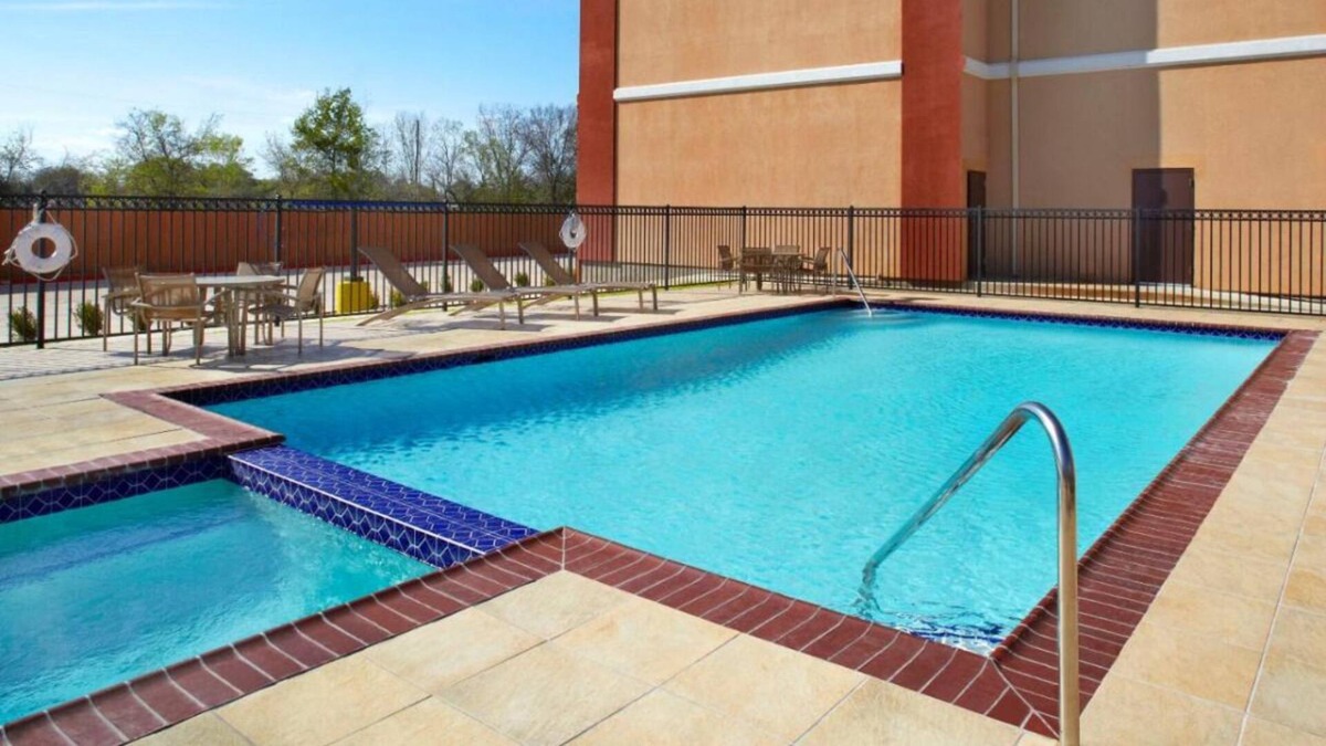 Southeast Houston House | Look No Further! FREE Parking, 4 Comfortable Units, Pool, Near Cascade Park