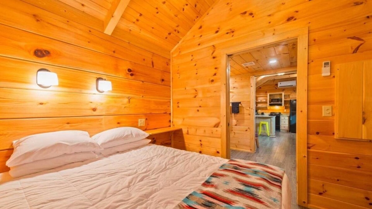 Bryan Cabin | Look No Further! Full Kitchen, Outdoor Swimming Pool, Pets are Allowed Here
