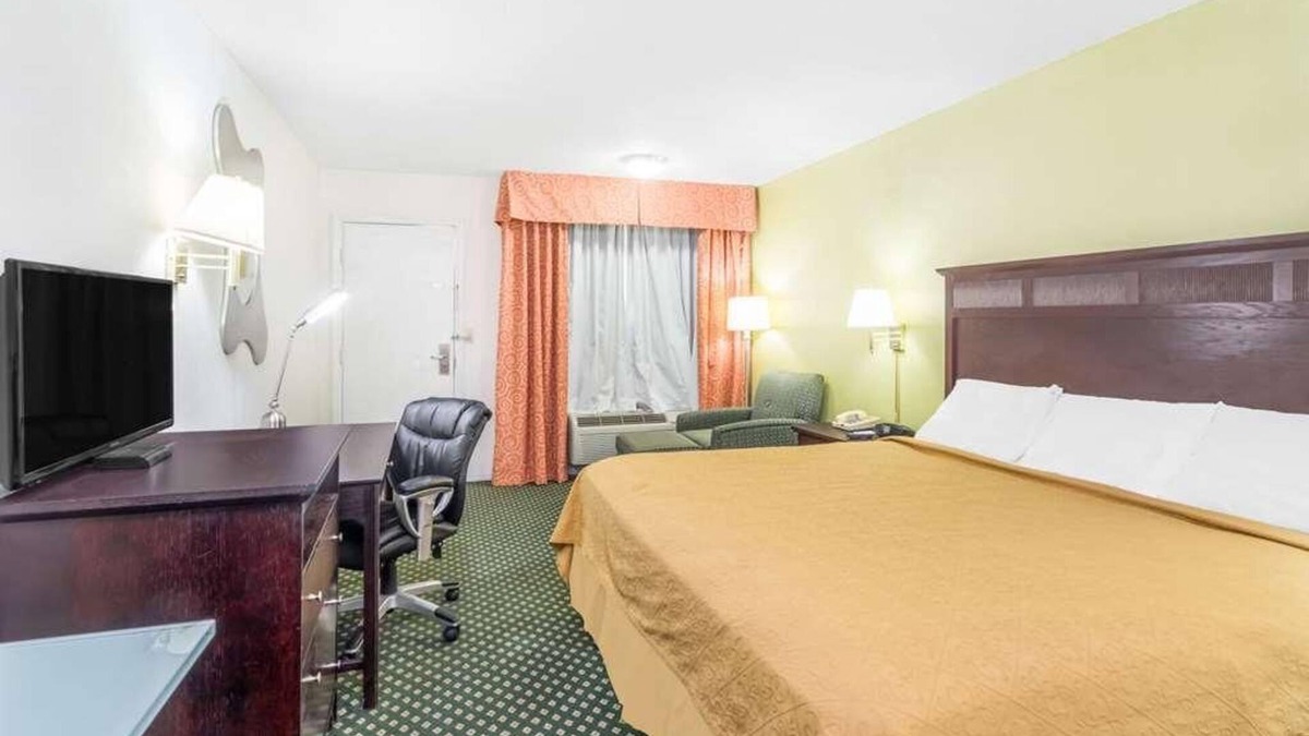 Lookout Valley Neighborhood Association Hotel | Look No Further! With Free Parking, Outdoor Pool, Pet-friendly Property!