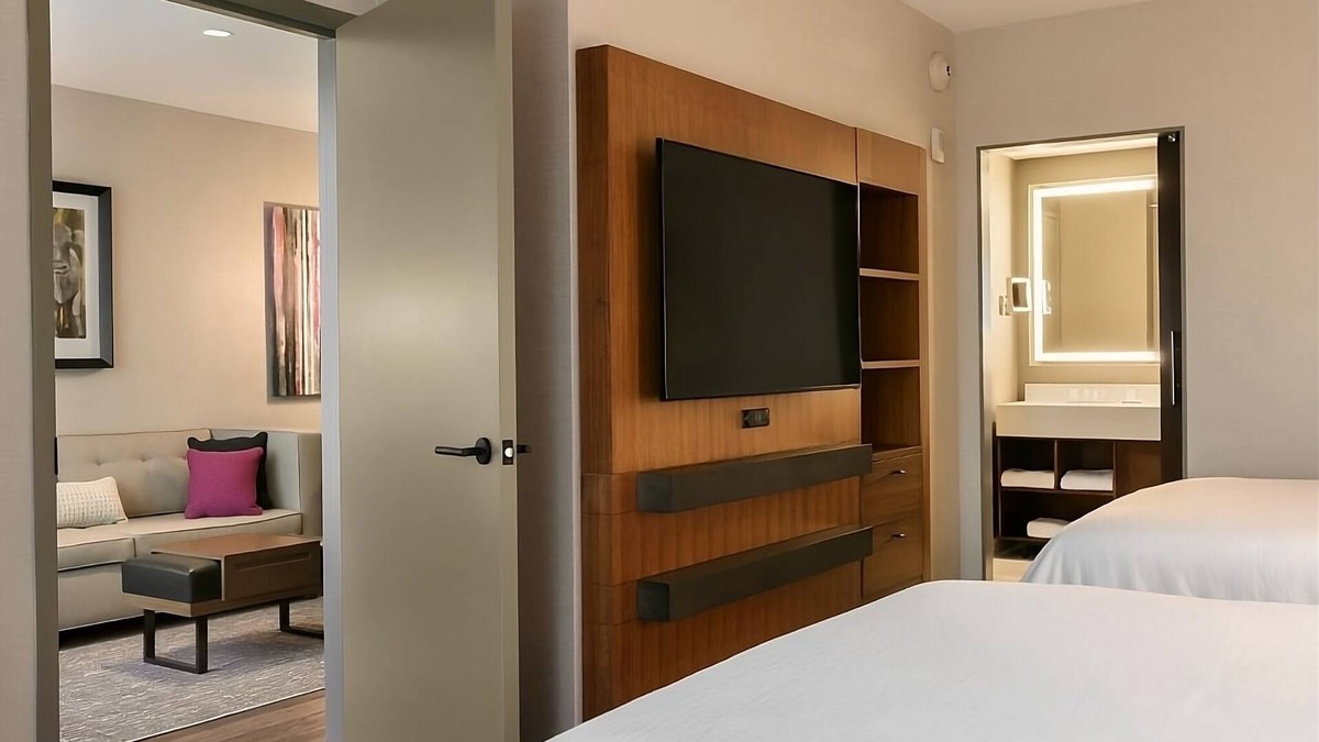 Berkeley Heights Hotel | Look No More! 2 Comfortable Units, Indoor Pool, Free Breakfast, Parking!