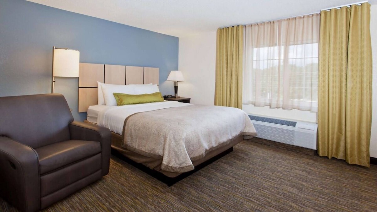 Westchase House | Look No More! FREE Parking, Pets Allowed, Near Gerald D. Hines Waterwall Park!