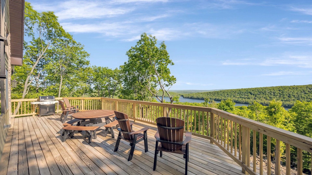 Lake Harmony Estates Ski Chalet | Look Out Lodge, Near JFBB & Jim Thorpe with Spectacular Lake and Mountain Views!
