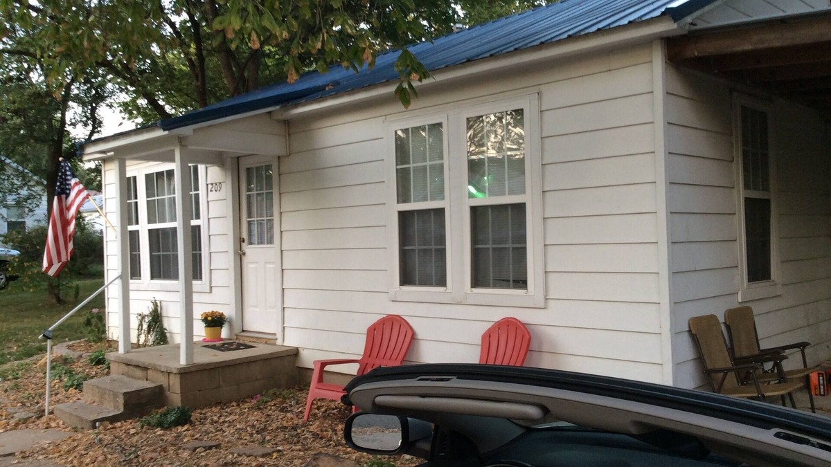 Prairie Grove Cottage | Looking for a cozy home away from home in scenic Northwest Arkansas?
