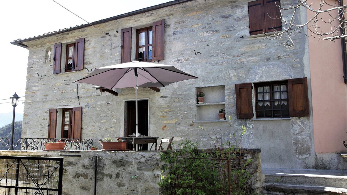 Borzonasca House | Looking for a dip into the past?Here is the typical country house that can give you that!