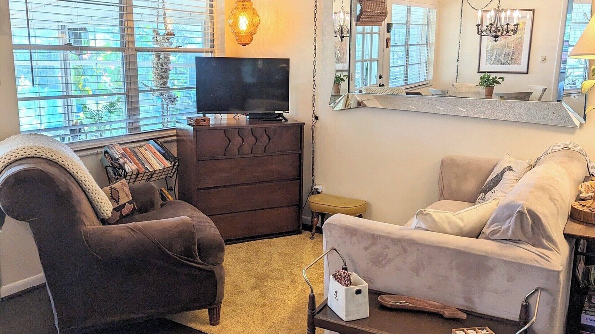 Crescent City House | Looking for a quiet place to stay? Consider The Ollie Vee in Crescent City, FL