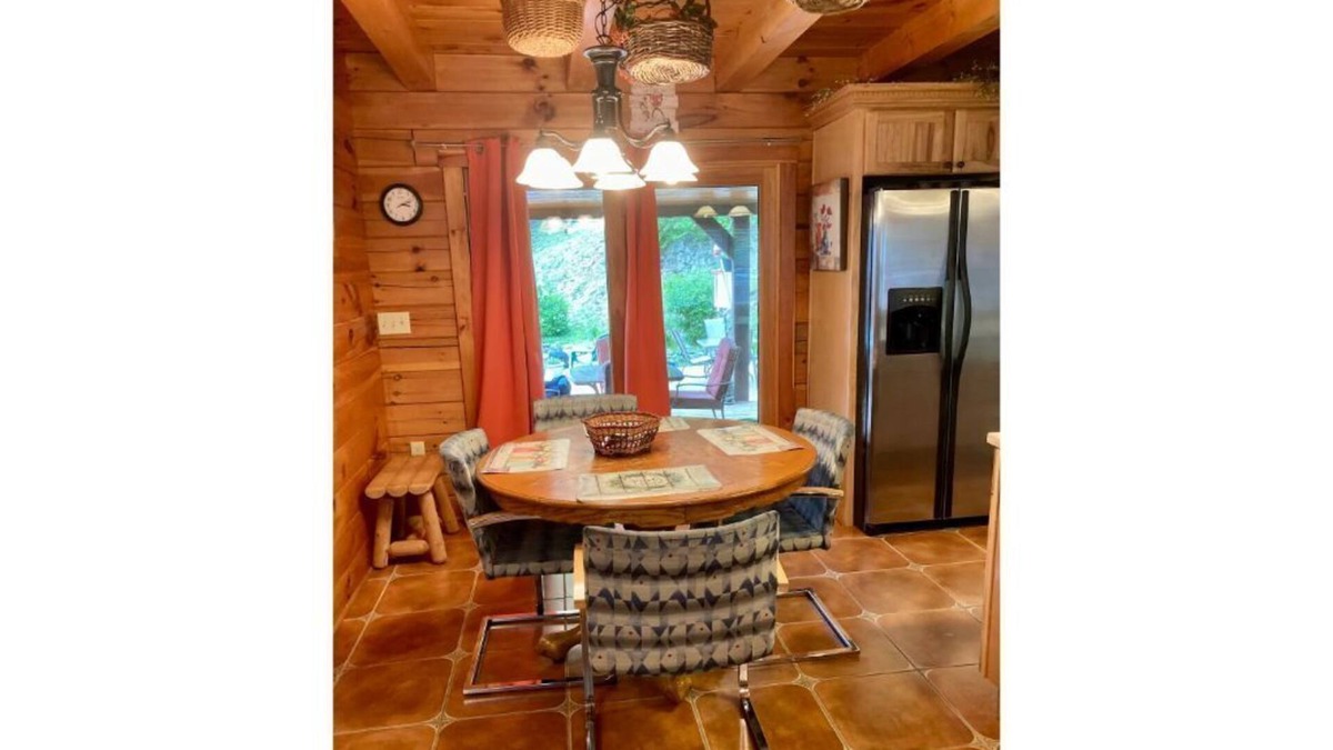 Fayetteville House | Looking for a romantic getaway? This is it!!