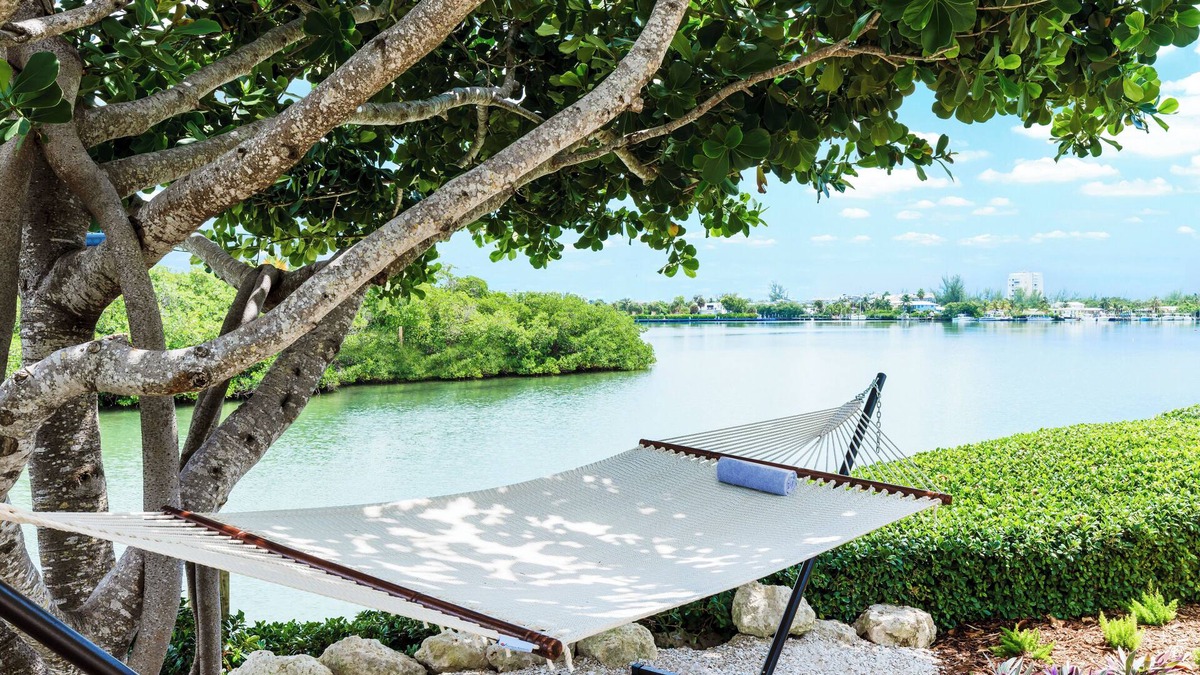 Marathon Hotel | Looking for the Best Location for Next Getaway? Amazing Room w/FREE Breakfast