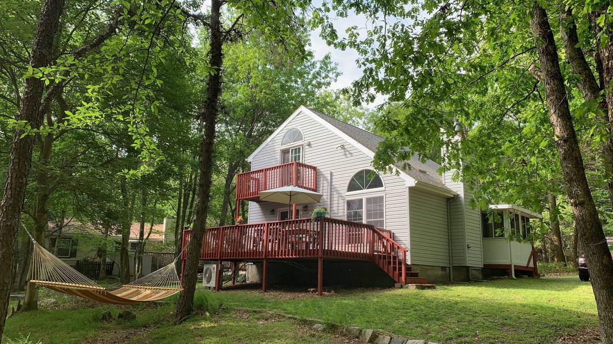 Albrightsville Ski Chalet | Looking forward to Fall? Hike and relax in the Poconos! Stay at this cozy chalet
