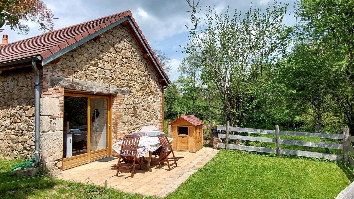 Saint-Priest-des-Champs Ski Chalet | Looking for peace and nature? Come and recharge your batteries in Jeanne's Cabane
