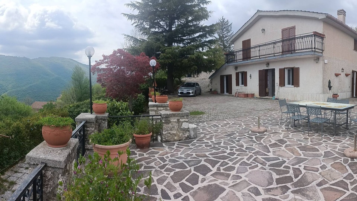 Jenne Villa | LOOKS OUT ON THE ANENE VALLEY IN FRONT OF SIMBRUINI MOUNTAINS