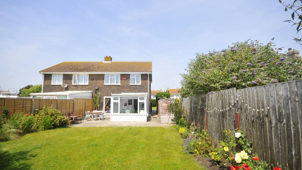 Camber House | Looney Dunes, Camber - 1 min to sand dunes, 2 sunny gardens, 3 bedrooms