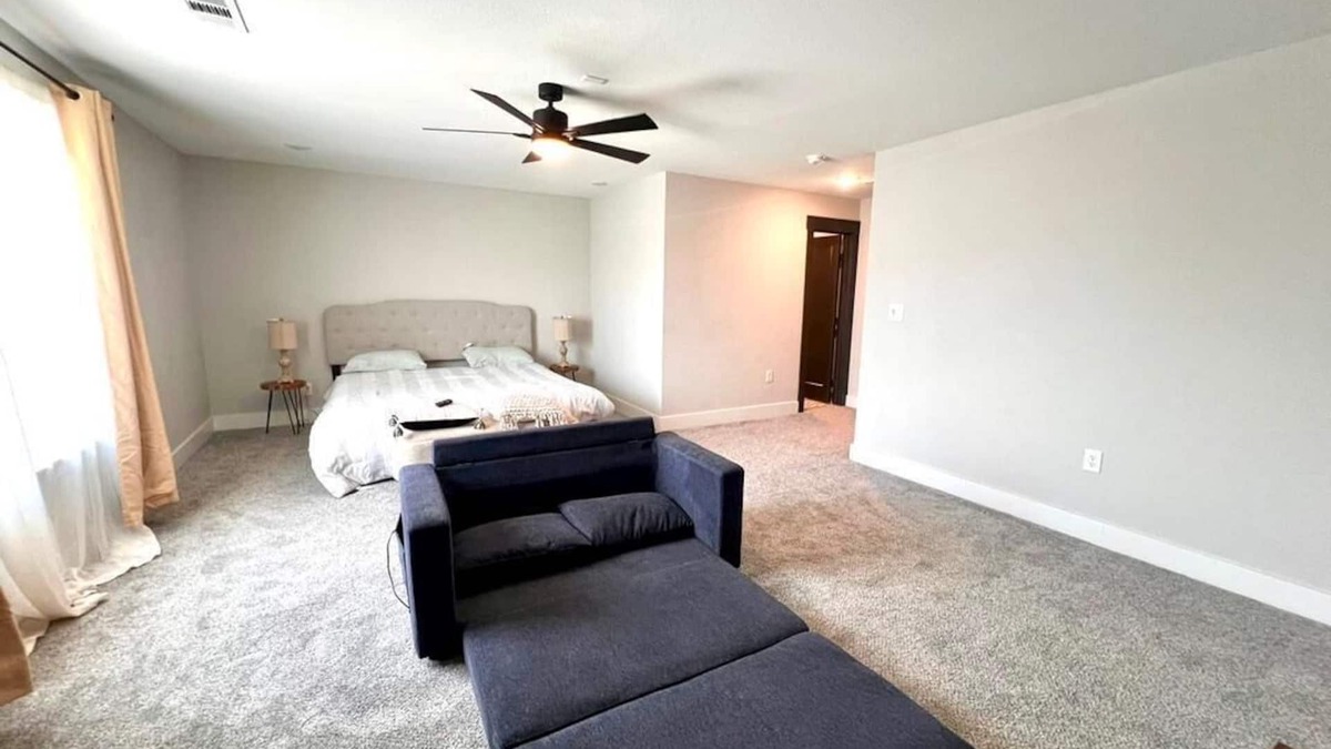 Princeton House | Loop, New Luxurious Large 3BR, Sleeps 9 + Parking
