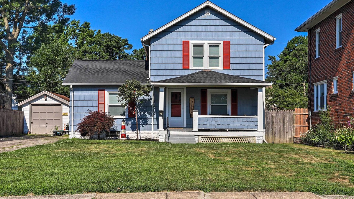 Lorain House | Lorain Lake Cottage < 1 Mi to Lake Erie Fun!
