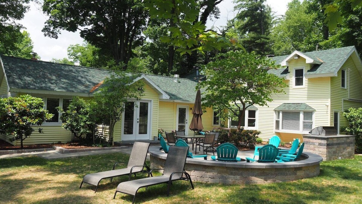 Sister Lakes House | Lorlee - A Large and Luxurious Lakefront Cottage!