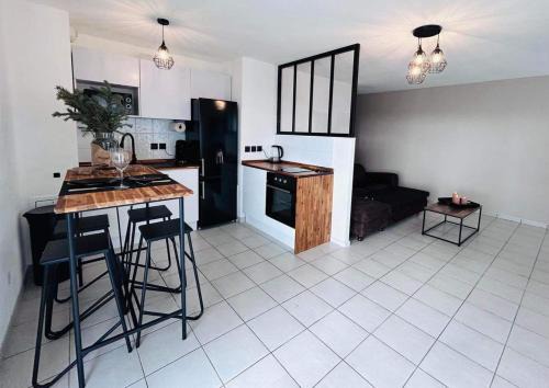 Lormont Apartment | Lormont City, proche Bordeaux, piscine et parking