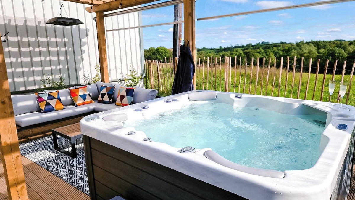 Cookstown Apartment | Lorraine's Loft - Hot Tub Get Away. Stunning countryside Views!