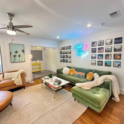 Wilshire House | Los Angeles charming big house, king bed, parking, EV
