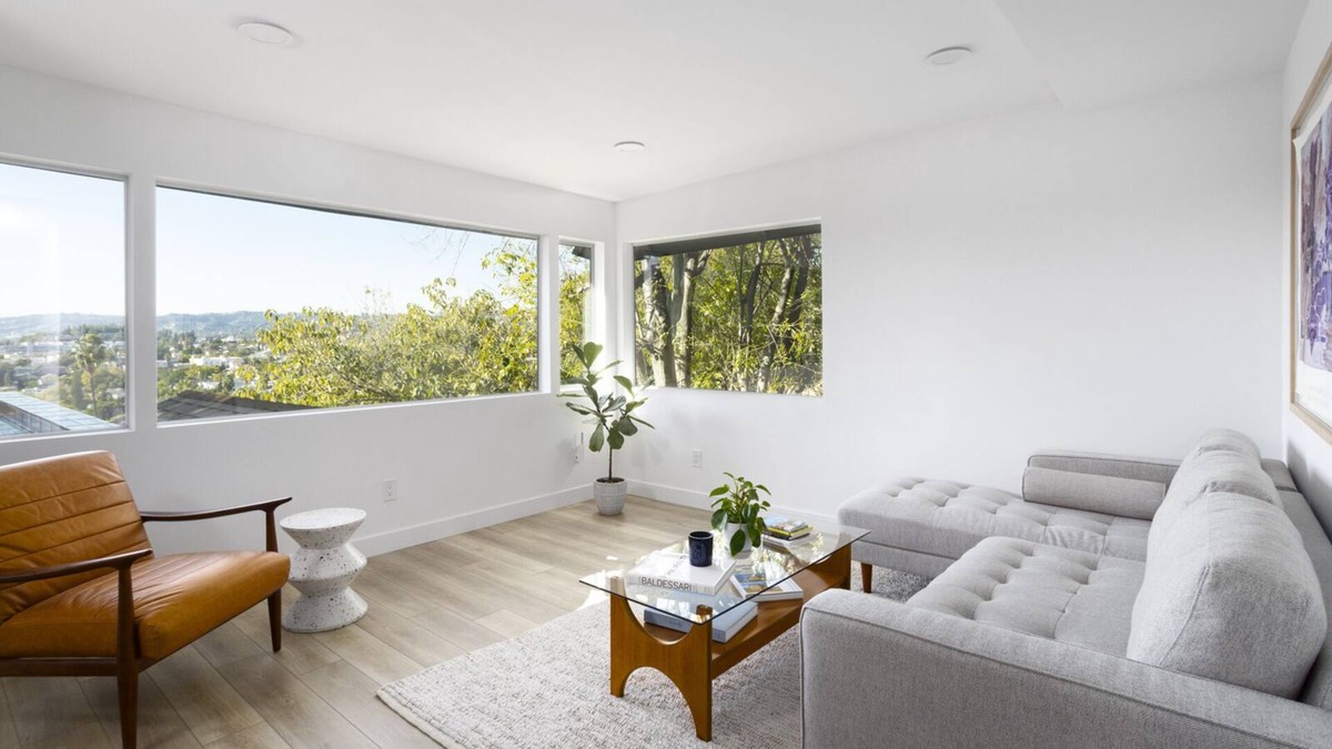 Los Feliz Apartment | Los Feliz Luxury Apartment in Hills - Large Private Deck & Parking