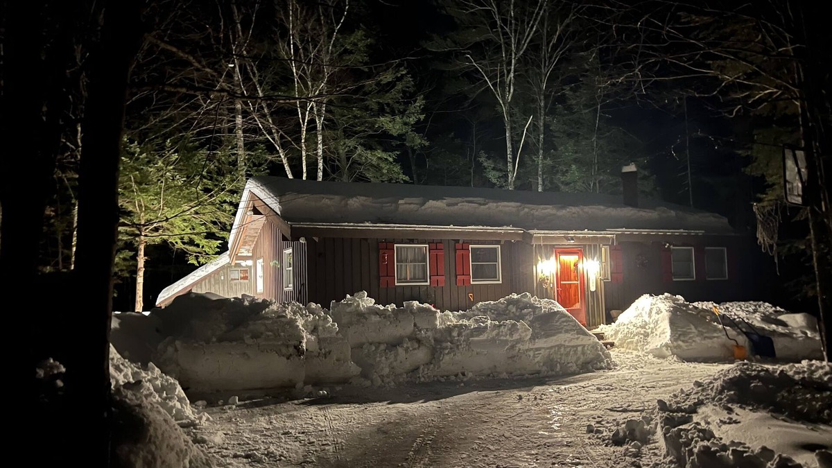 Conway Ski Chalet | Lost Compass Cabin. A woody chalet in the gateway to the White Mountains