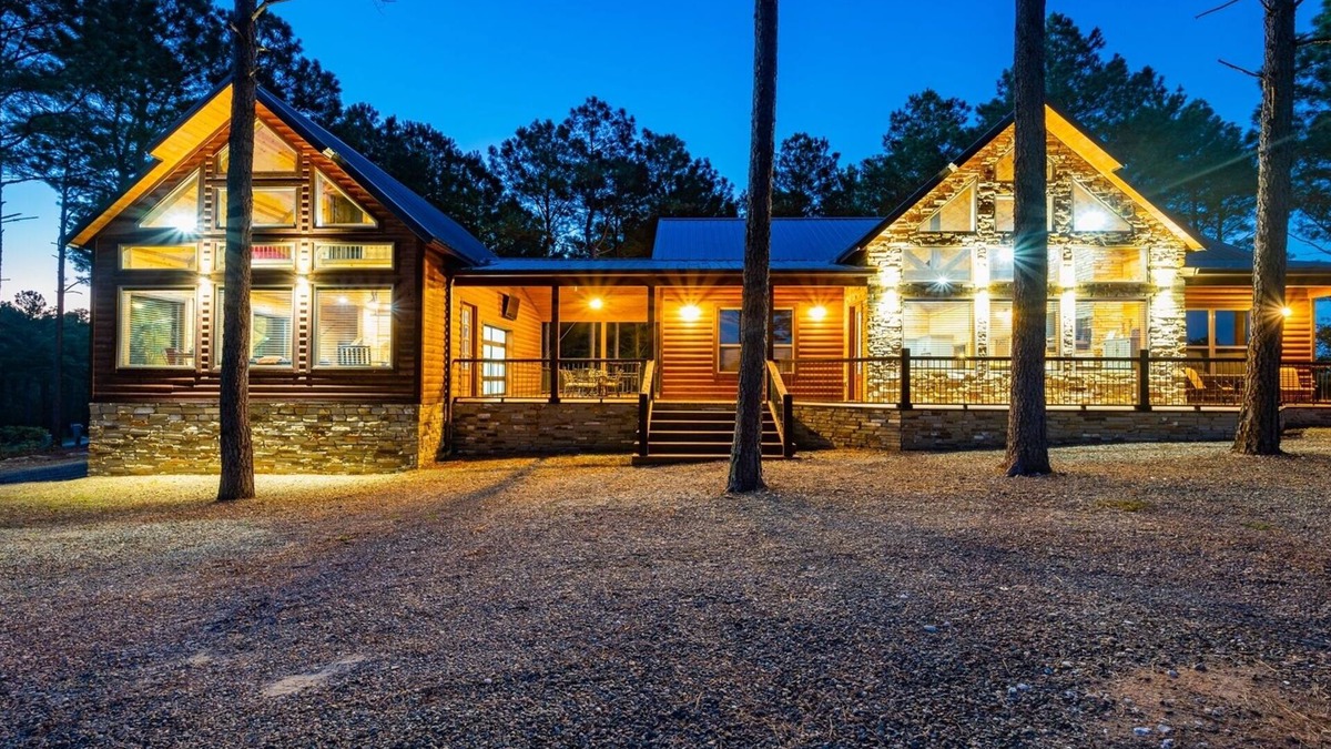 Broken Bow Cabin | Lost Creek Lodge-Well Appointed Lodge, Pool Table, Bunk House, Hot Tub, Play Set