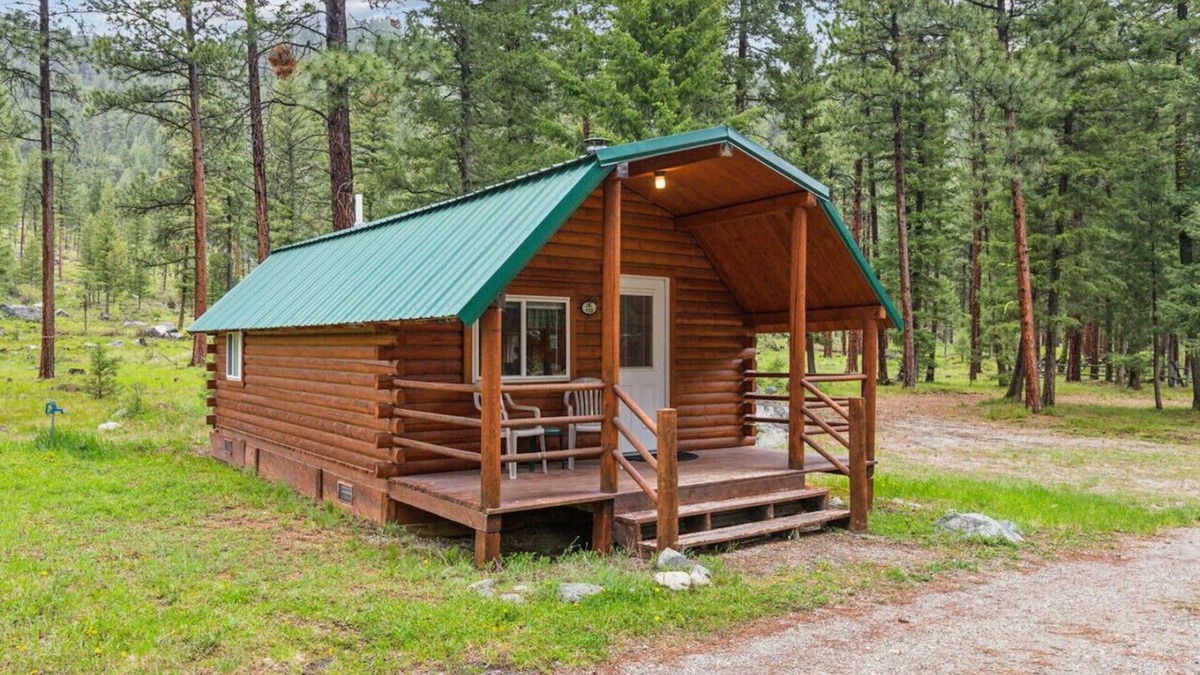 Grantsdale Cabin | Lost Horse Lodge – Double Queen Cabin