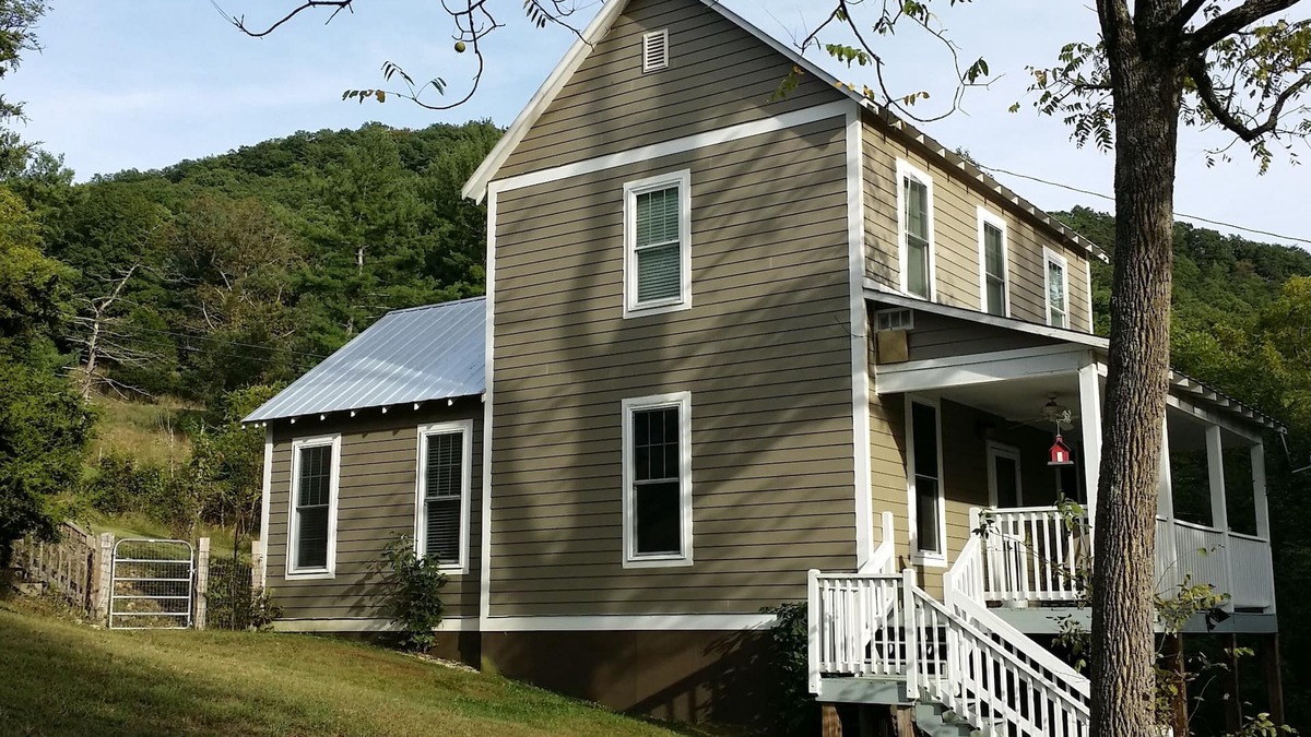 Mathias Cottage | Lost River WV-Relaxing 3br/2bath farmhouse-dog friendly- treetop deck-workspace
