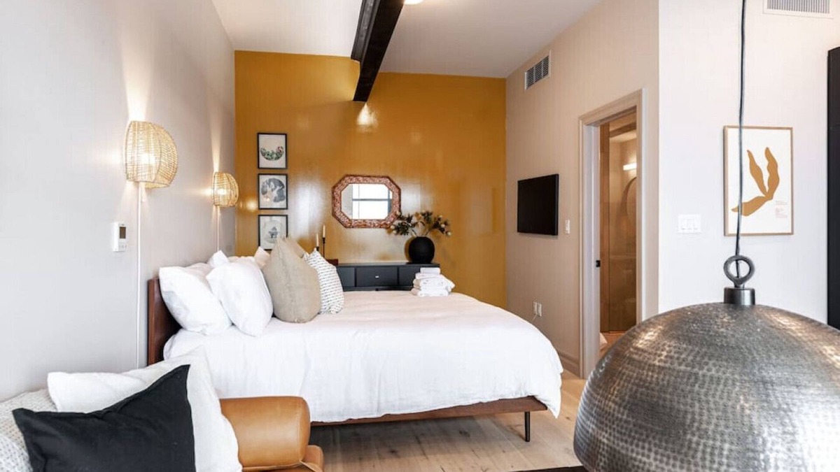 Stratford Apartment | Lot 44: Wood Forbes Unit 3 (King)