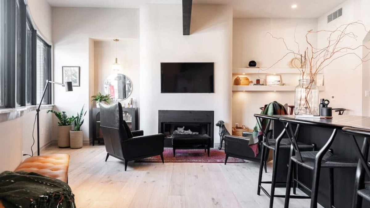 Stratford Apartment | Lot 44: Wood Forbes Unit 5 (King + Fireplace)