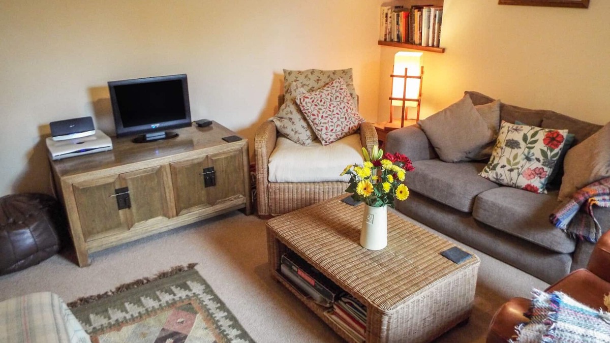 Ammanford Cottage | LOTHLORIEN COTTAGE, pet friendly, with a garden in Cwmgors