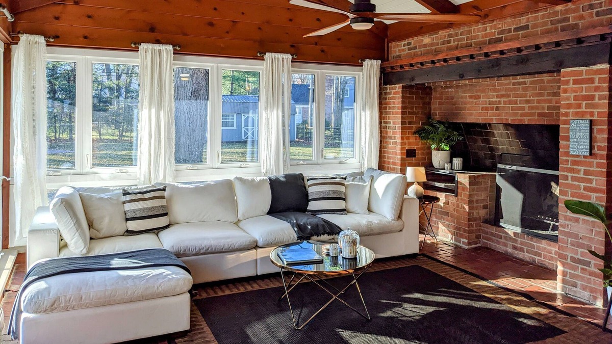 Bedford House | Lots of space (3200 sq ft), huge park like setting, and Amazing Location!!!!