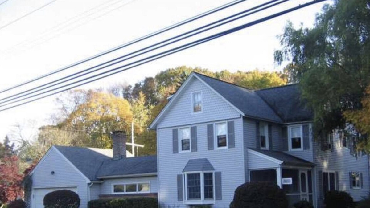 Allenwood House | Lots of space! Close to the beach! Swimming pool!