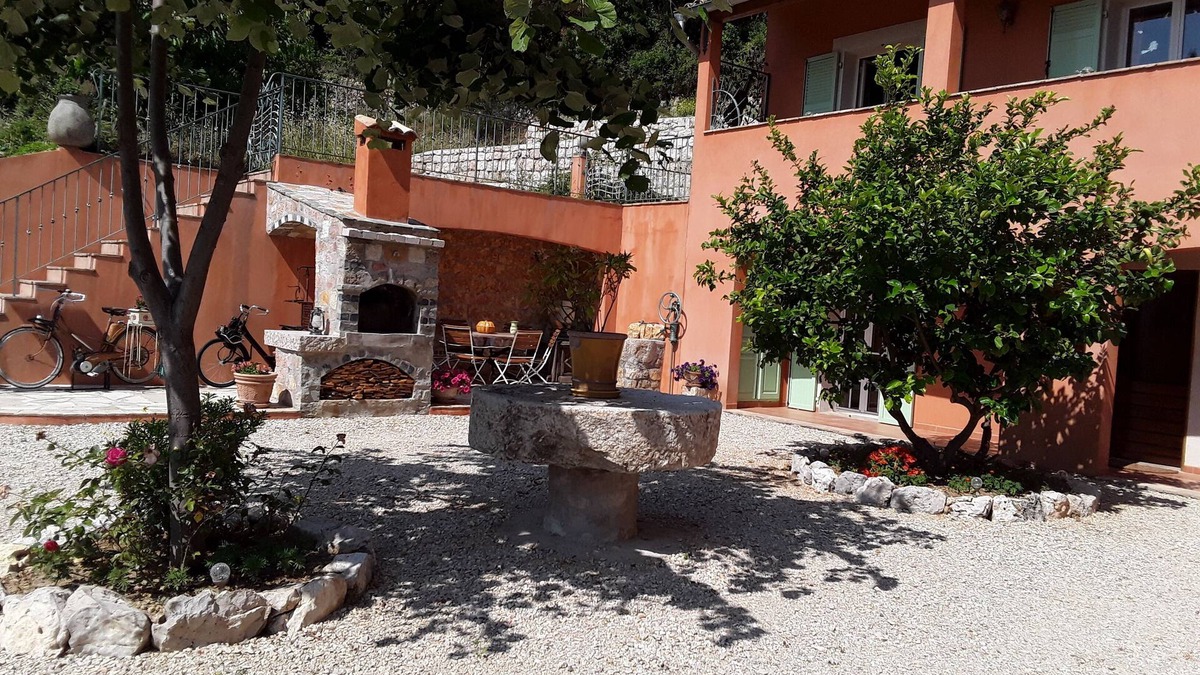 Gilette House | Lou Ferouil cottage in Gilette near Nice with secure parking