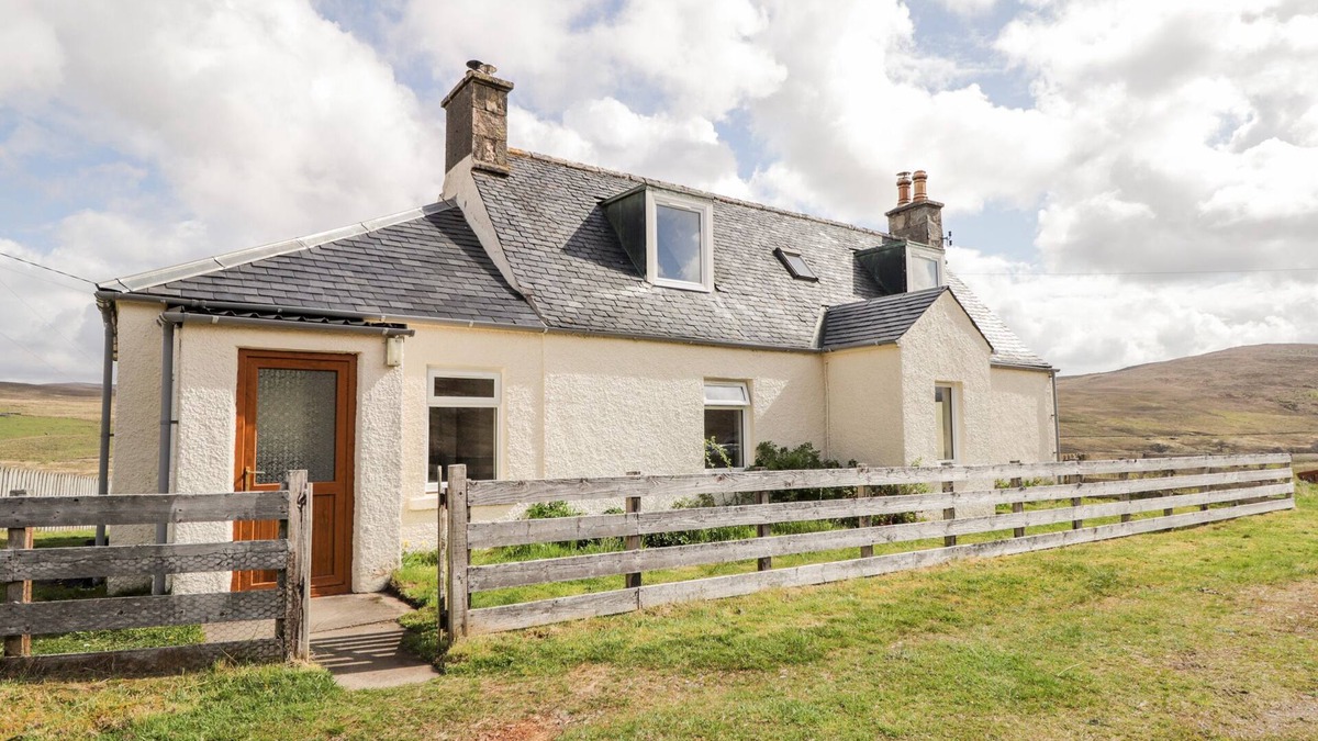 Lairg Cottage | LOUBCROY FARM HOUSE, pet friendly, character holiday cottage in Lairg