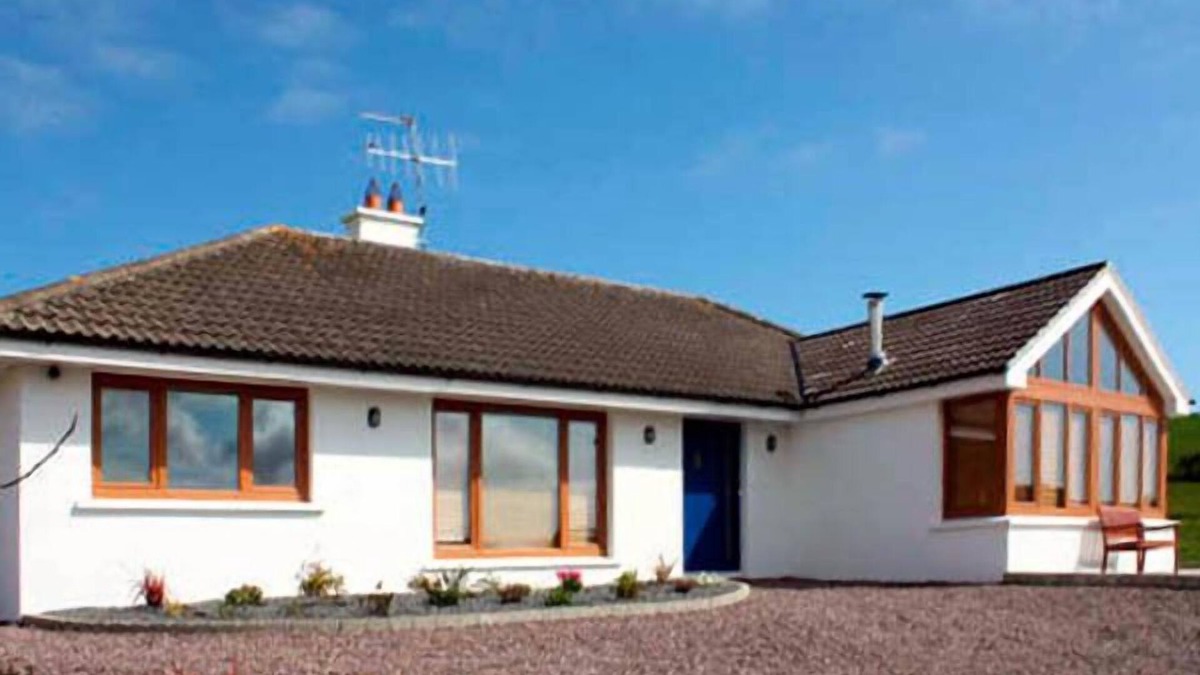 Union Hall Cottage | LOUGH CLUHIR COTTAGE, pet friendly in Union Hall, County Cork