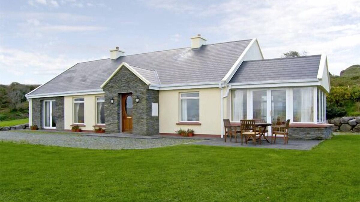 Caherdaniel Cottage | LOUGH CURRANE COTTAGE, pet friendly in Waterville, County Kerry