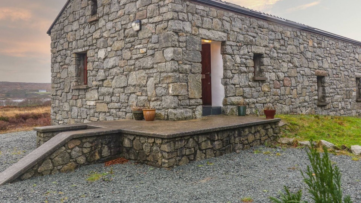 Dungloe Cottage | LOUGH MEELA LODGE, pet friendly in Dungloe, County Donegal