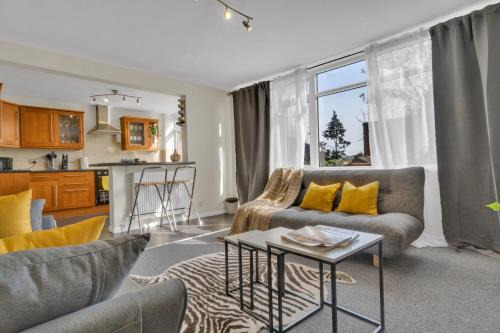 West Hill Apartment | Love-All Wimbledon Apartment with free parking